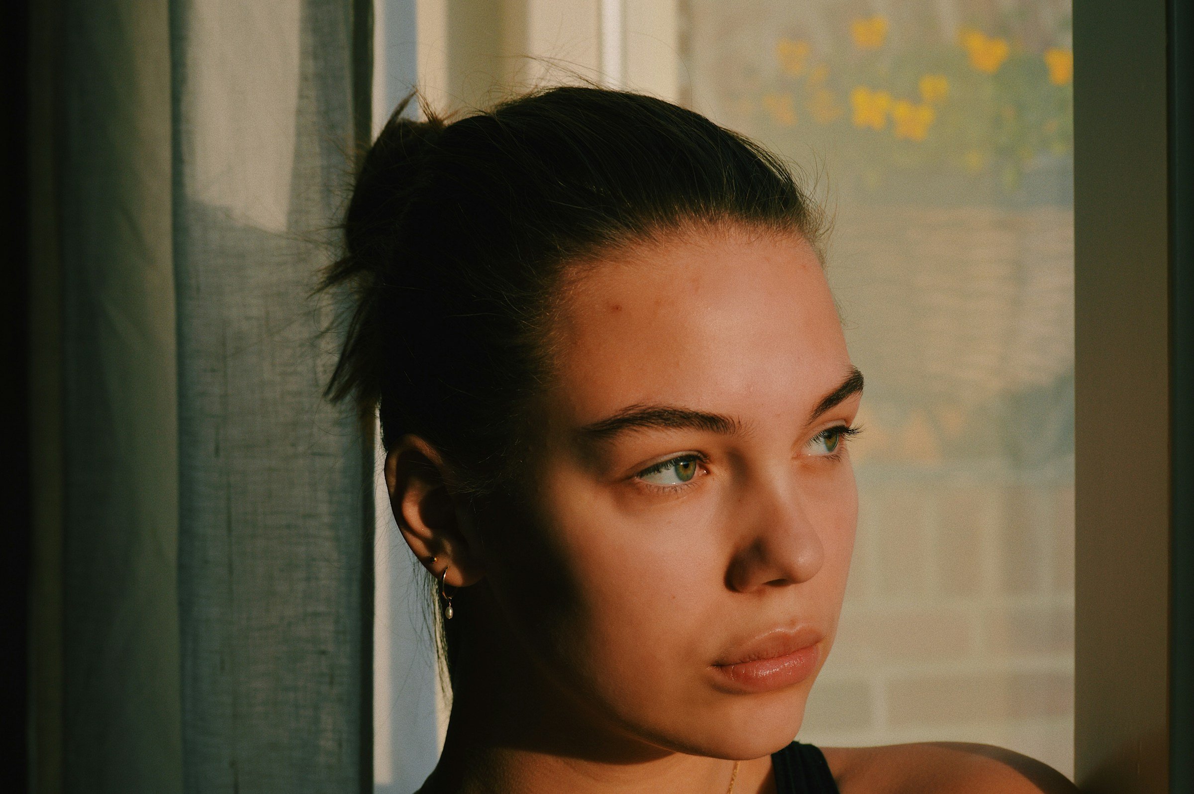 Portrait de femme dans une lumière chaude de fin de journée