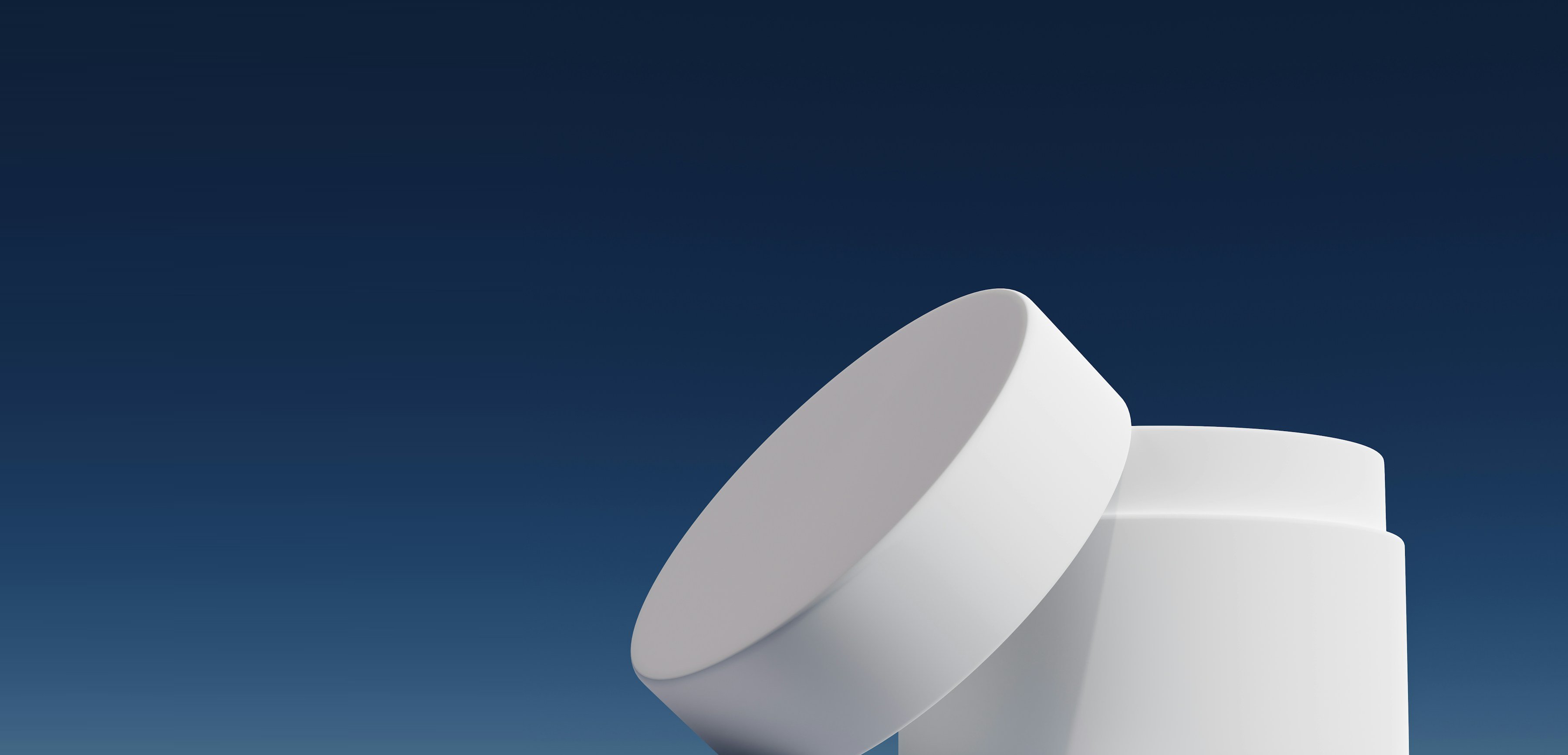 Pot de crème blanc ouvert, photographié sur un fond bleu profond