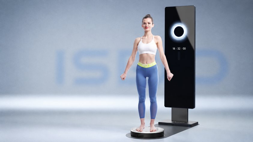 Femme debout sur une borne d'analyse corporelle en 3D, soin Bilan corps de Biostem
