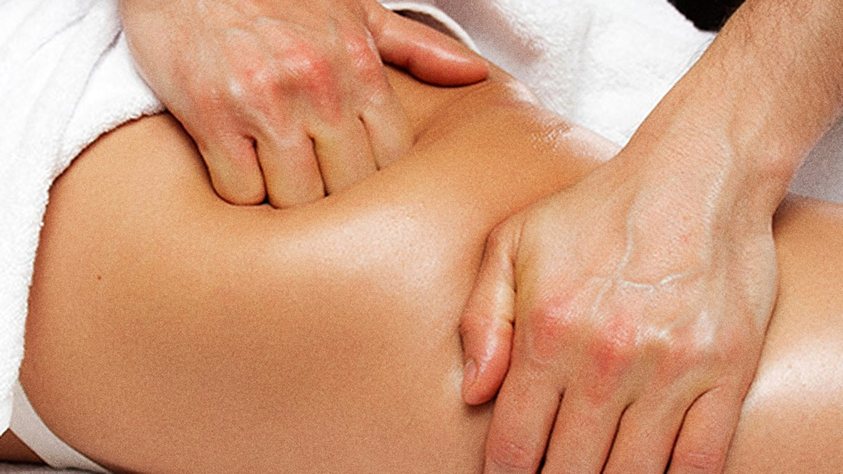 Mains massant la cuisse d'une femme, soin Physioslim de Biostem