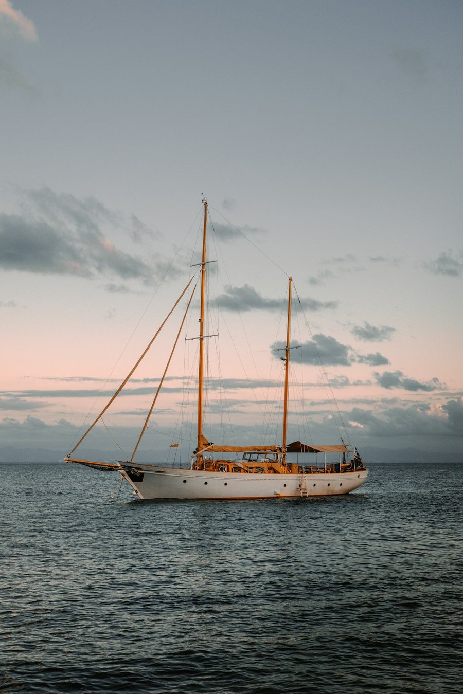 Ketch classique à deux mâts au mouillage, au crépuscule