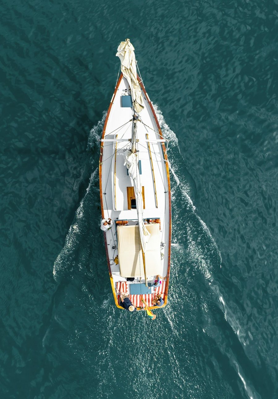 Voilier classique vu du ciel, sillage sur une mer turquoise