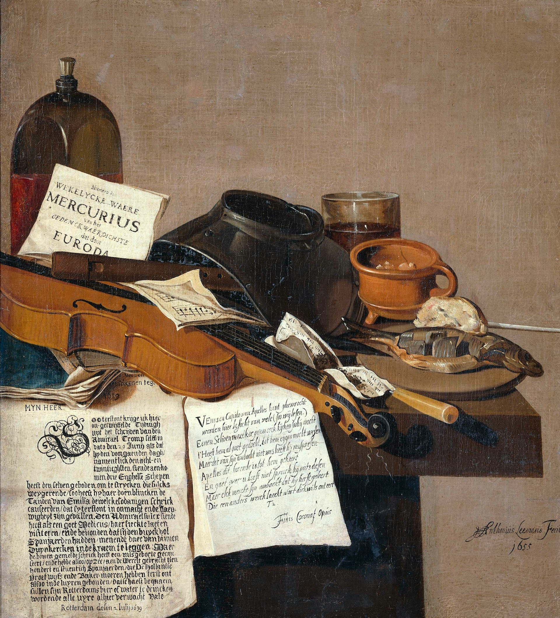Nature morte ancienne au violon, livres et partitions, exposée à la Galerie Lucie Monnet