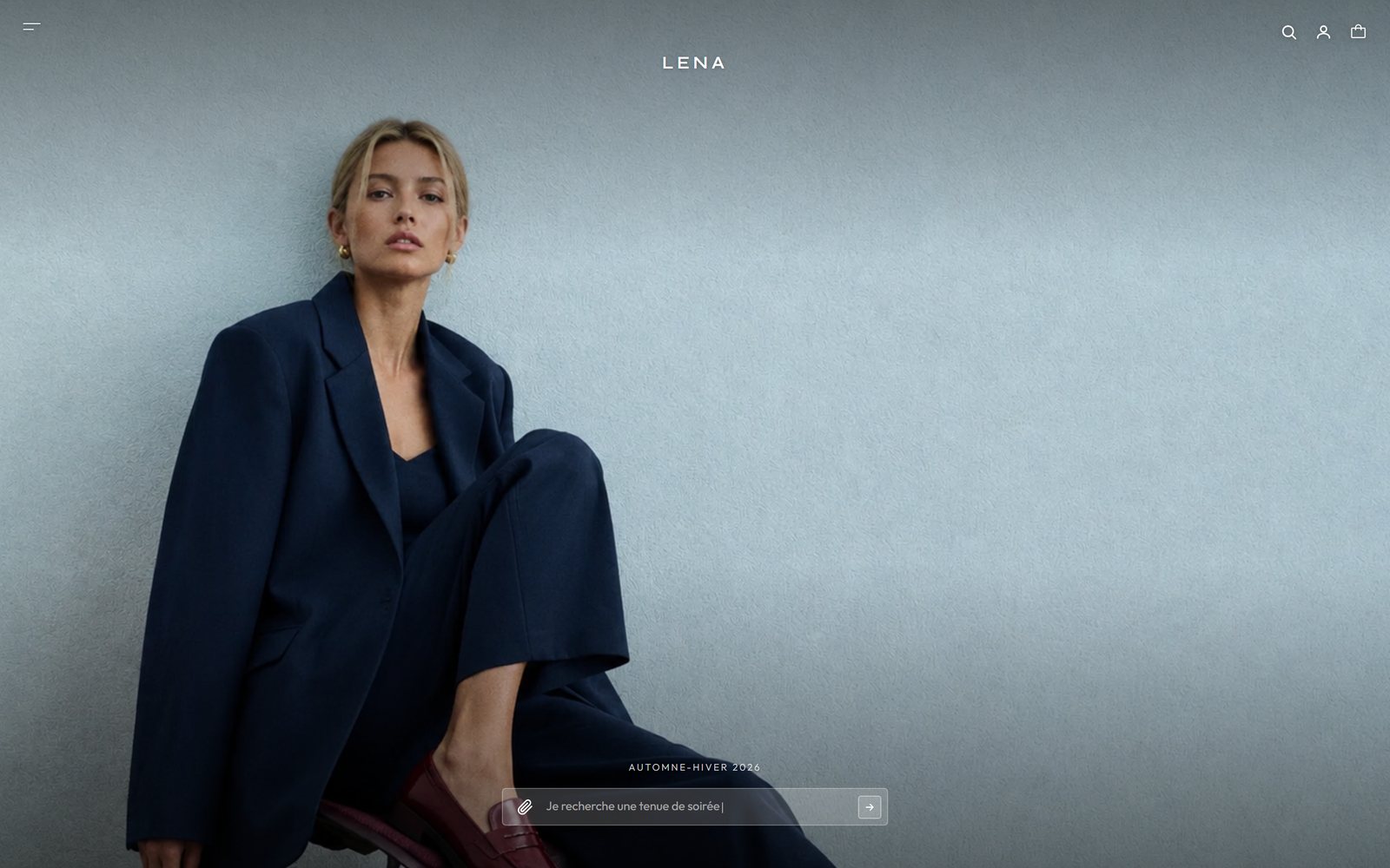 Page d'accueil du site Lena Paris : portrait de la collection Automne-Hiver 2026 et barre de recherche en langage courant, page entière