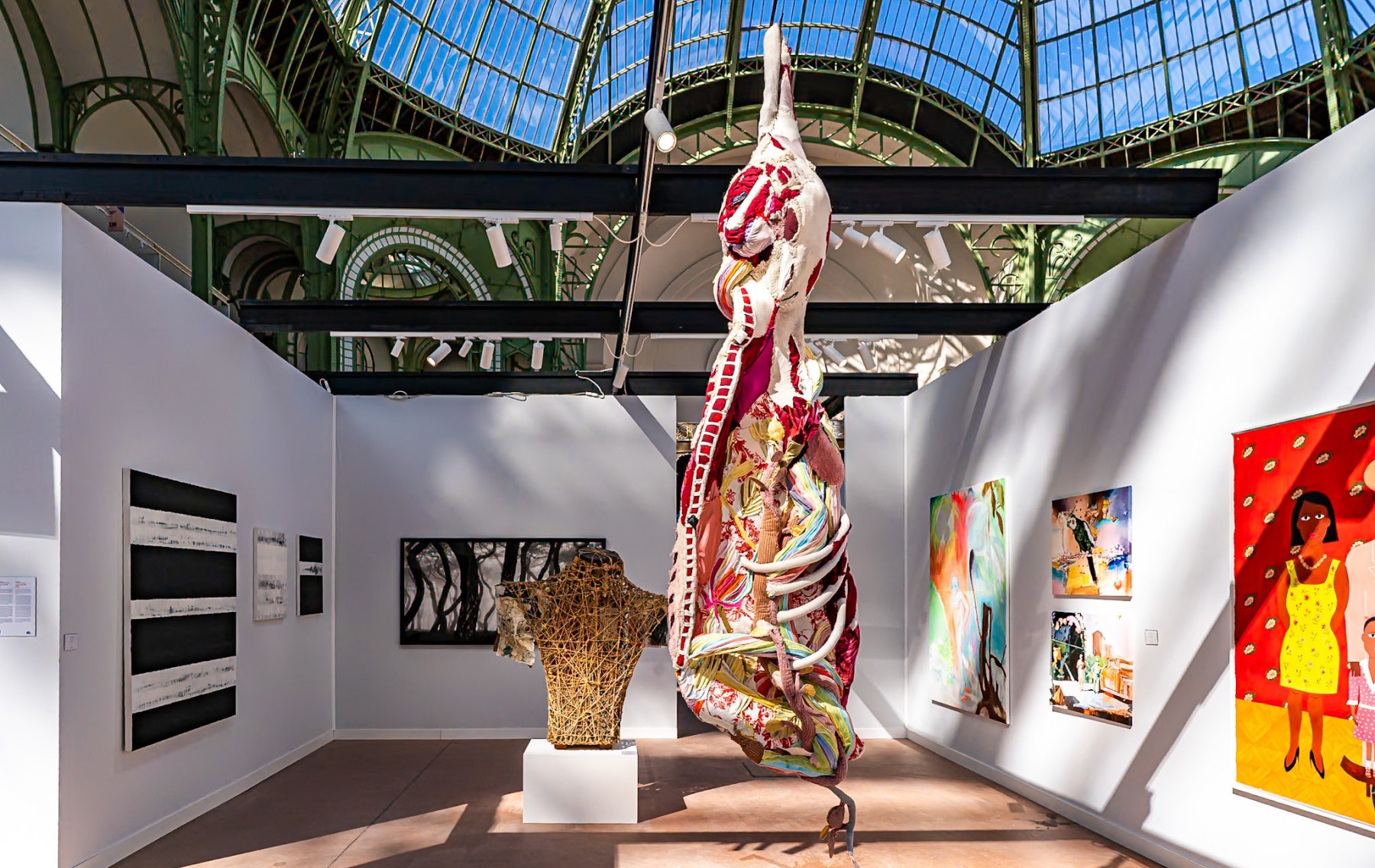 Stand de foire sous la verrière du Grand Palais lors d'Art Paris 2026, présenté par Von Berg & Cross
